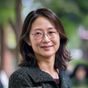 学校采购负责人周主任头像，中年女性，校园背景，亲切负责