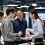 磁力多产品研发总监王建国，正在与团队讨论新款磁吸组件的产品原型，展现协作与创新的研发团队氛围