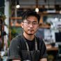 DIY爱好者小赵头像，年轻男性，创意工作室环境，充满活力